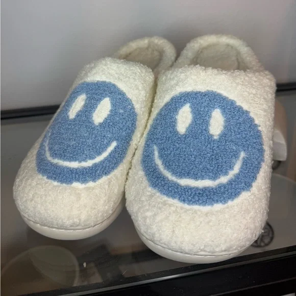 NWT Blue Happy Smiley Face Fuzzy Slippers Women's Size: 8-9 - Picture 4 of 5
